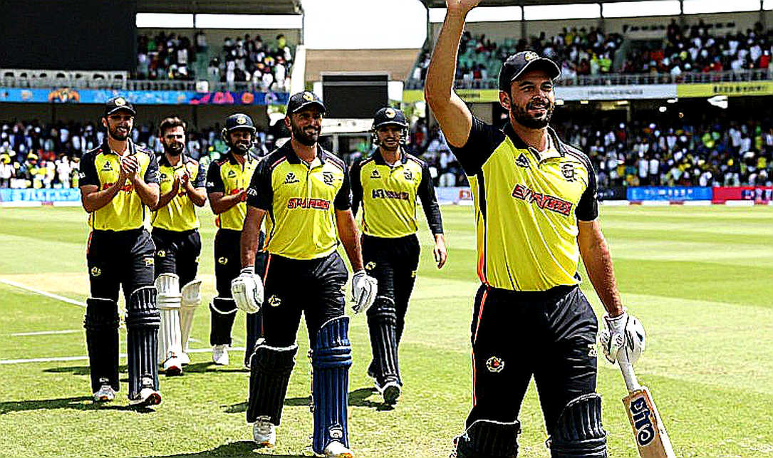 ‘আম্পায়ার্স কল’ শত্রু নয়, অসম তথ্যই ফাটল: ফুটবলের ভিএআর ফ্রেমে ক্রিকেটের ডিআরএস অডিট